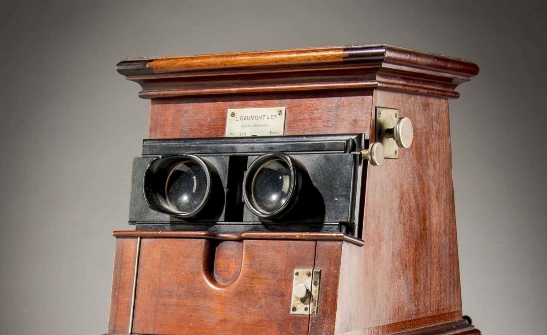 L’OBJET DE LA SEMAINE Une visionneuse Gaumont en bois et ses 22 boîtes de 12 vues stéréoscopiques, vendues le 15 octobre chez Artcurial Lyon.