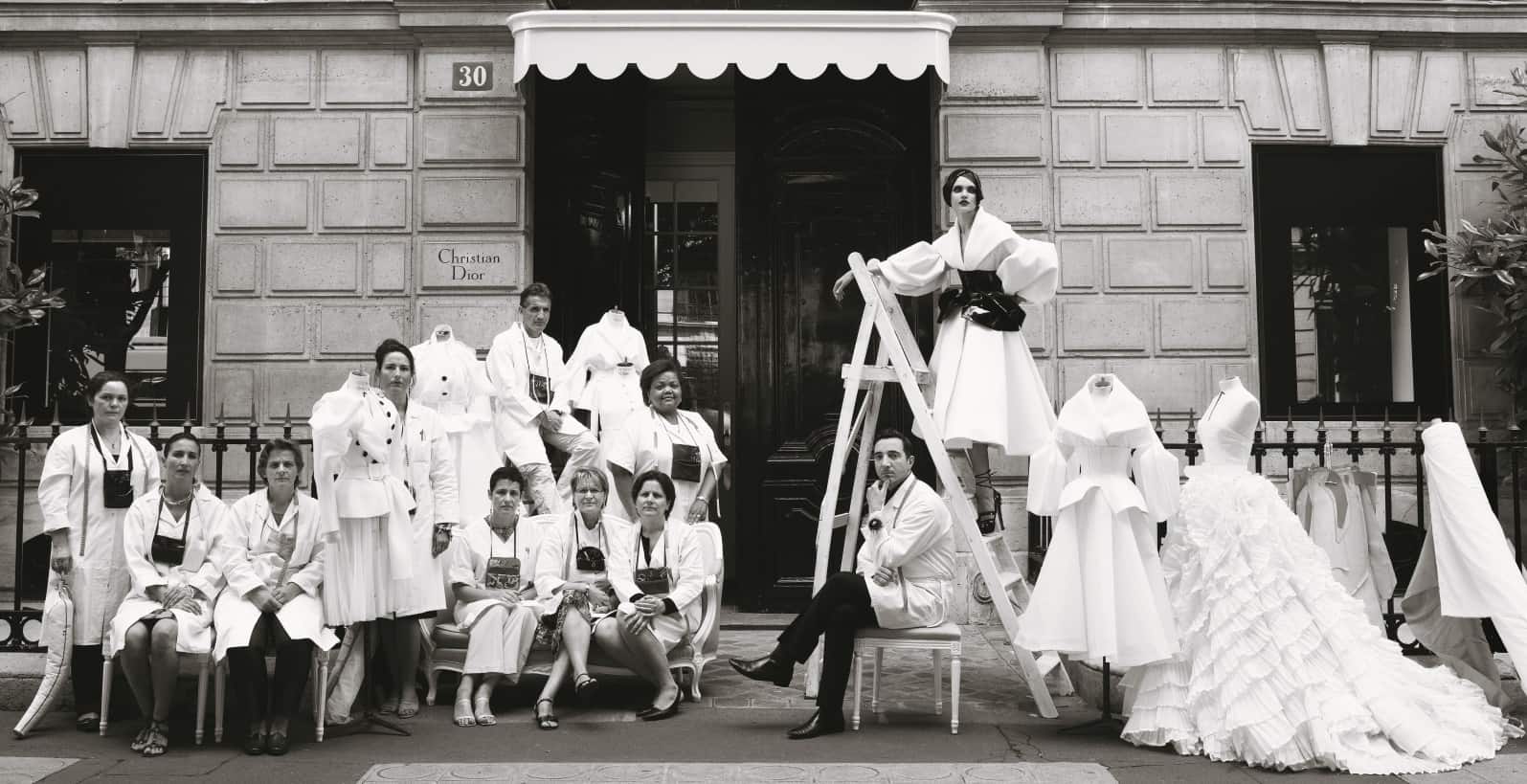 La maison de couture habille les Arts Décoratifs et défile aux enchères La maison de couture habille les Arts Décoratifs et défile aux enchères