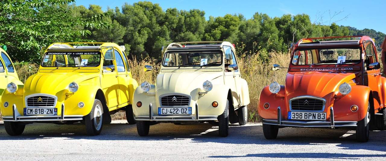 UNE 2CV AUX ENCHÈRES CHARGÉE D’HISTOIRE