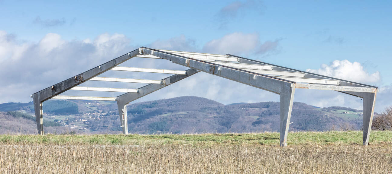 Une serre de 300 m2 des années 60 aux enchères