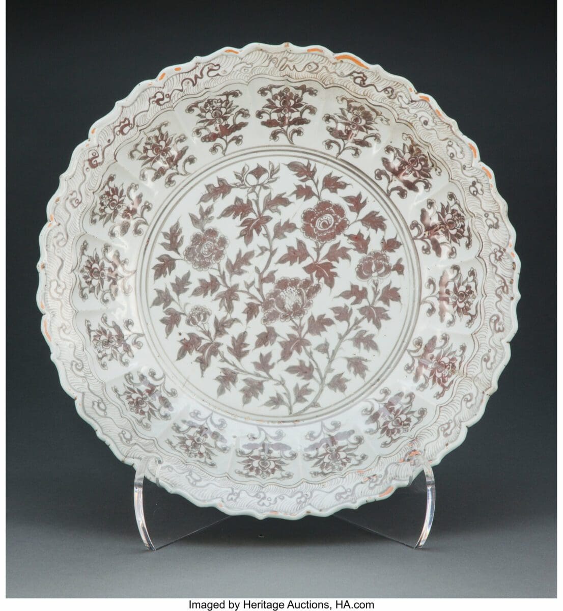Une assiette enchantée : Un plat chinois du 14ème siècle, émaillé de cuivre, en vedette des ventes aux enchères d’art asiatique de la société Heritage Auction Une assiette enchantée : Un plat chinois du 14ème siècle, émaillé de cuivre, en vedette des ventes aux enchères d’art asiatique de la société Heritage Auction