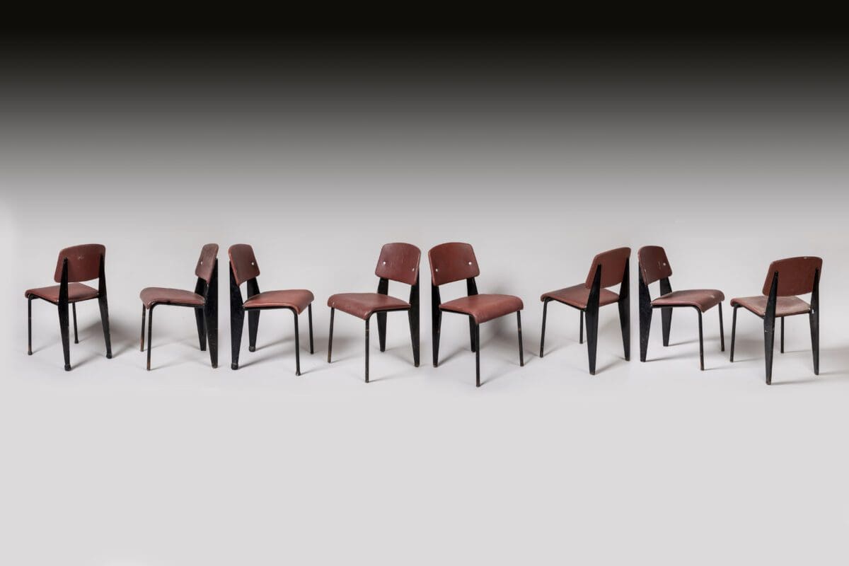 Vente aux enchères de trésors : Huit chaises de Jean PROUVÉ trouvées sur un trottoir et un tableau du Cubain Wifredo LAM dans une maison en Sologne