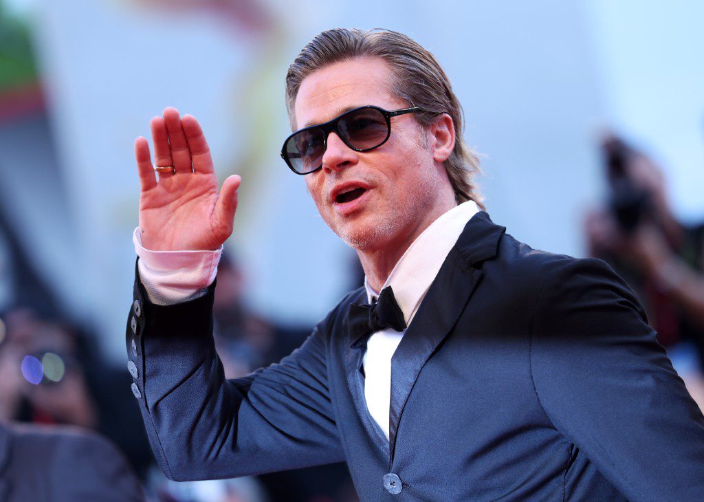 Brad Pitt nous présente ses sculptures dans le cadre de la première exposition d’art d’un musée en Finlande, aux côtés d’œuvres du chanteur Nick Cave et de l’artiste Thomas Houseago.