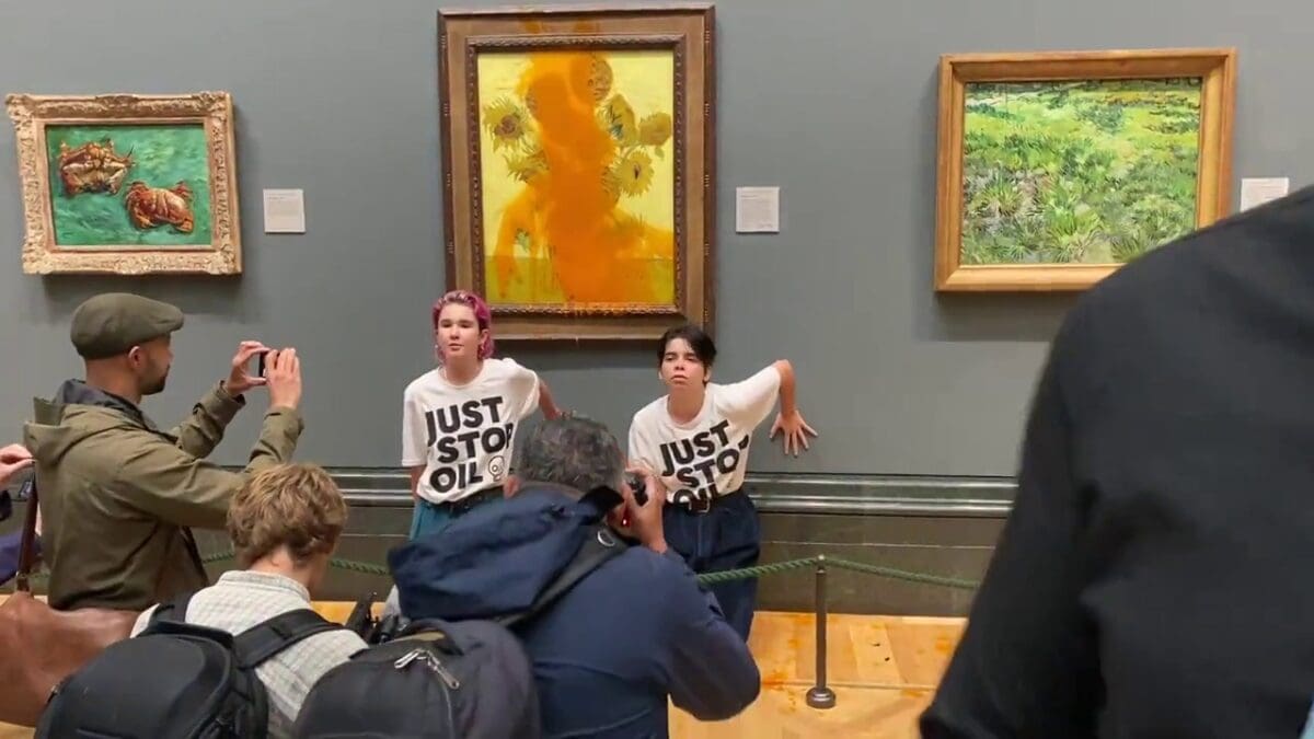 Des militants écologistes ont jeté de la soupe sur les “Tournesols” de Van Gogh à la National Gallery de Londres (vidéo)