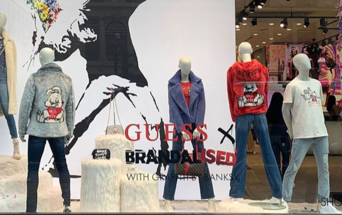L’artiste de rue Banksy invite ses partisans à investir le magasin de vêtements Guess pour qu’il cesse de voler ses œuvres. Le magasin est fermé et mis sous protection L’artiste de rue Banksy invite ses partisans à investir le magasin de vêtements Guess pour qu’il cesse de voler ses œuvres. Le magasin est fermé et mis sous protection