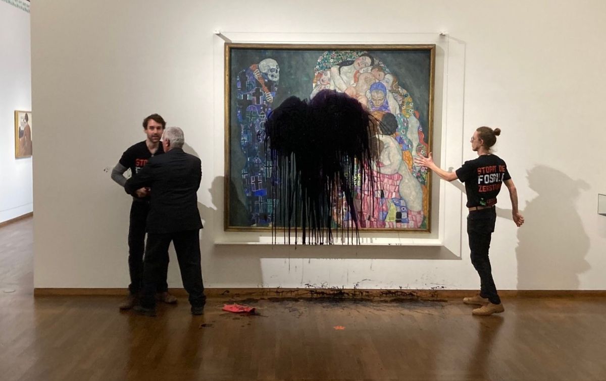 Des militants écologistes aspergent de liquide noir un chef d’oeuvre de Klimt Des militants écologistes aspergent de liquide noir un chef d’oeuvre de Klimt