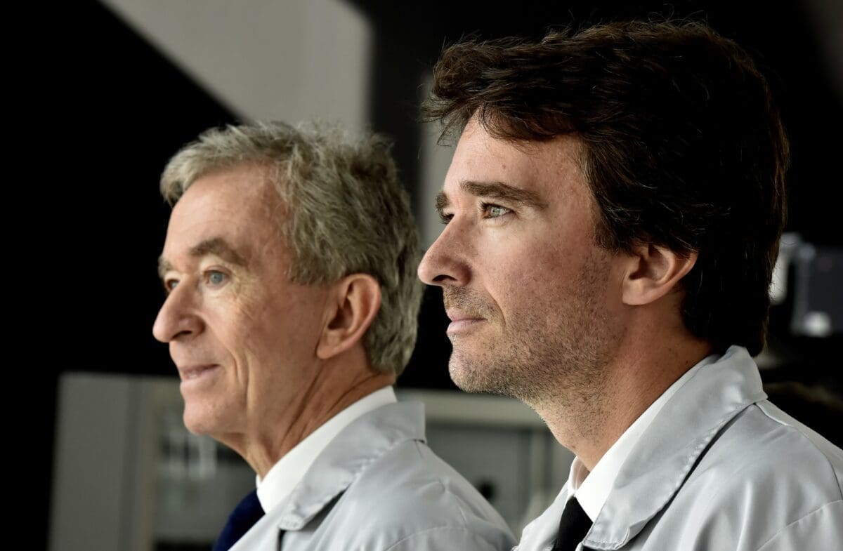 Bernard Arnault, président de LVMH, prépare le terrain pour une passation de pouvoir sans heurts à ses successeurs. Il a mis en place des plans méticuleux pour assurer une transition en douceur tout en gardant le contrôle de son empire