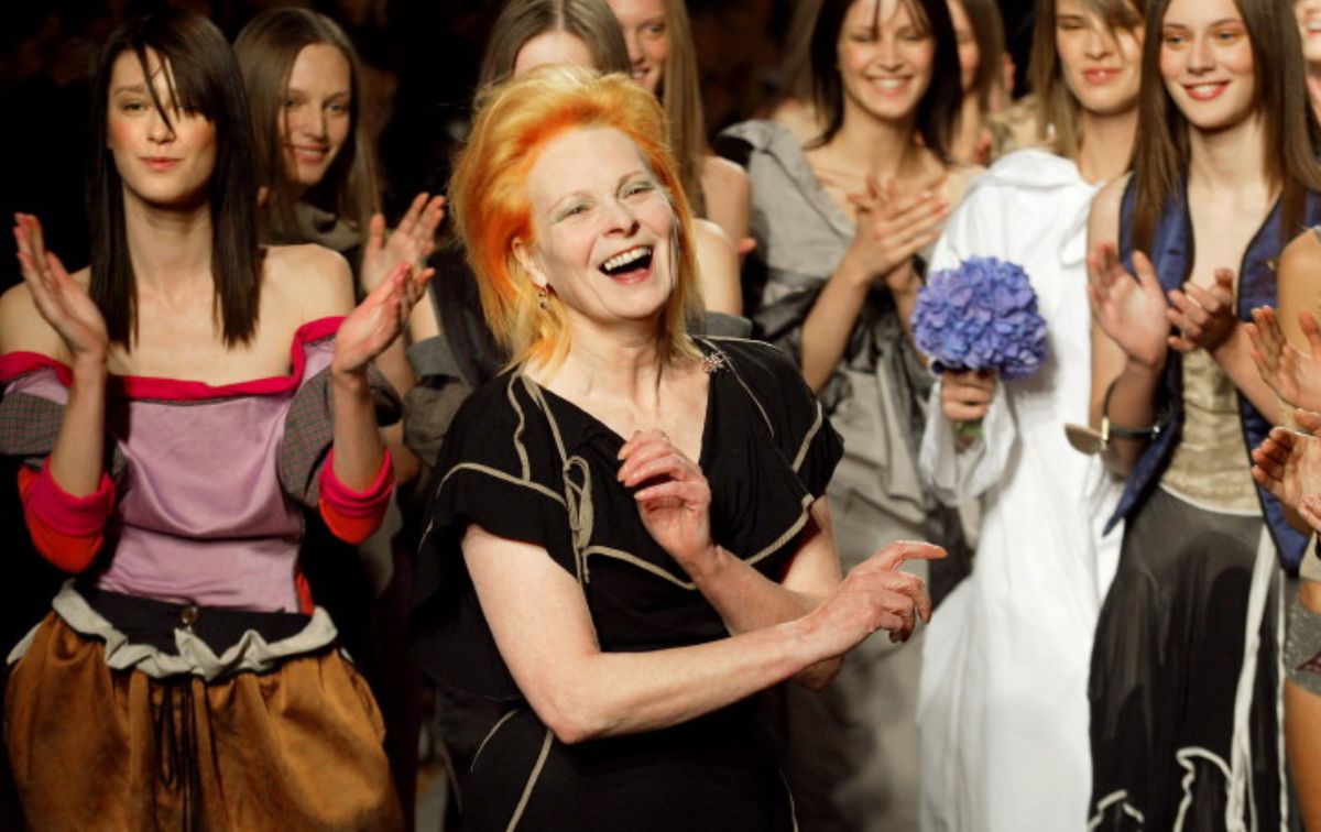 Le monde de la mode pleure la disparition de Vivienne Westwood, une figure révolutionnaire dont on se souviendra pour sa puissante influence sur le style punk et sa transformation en couture haut de gamme. Elle restera une figure emblématique de l’industrie pour les générations à venir. Le monde de la mode pleure la disparition de Vivienne Westwood, une figure révolutionnaire dont on se souviendra pour sa puissante influence sur le style punk et sa transformation en couture haut de gamme. Elle restera une figure emblématique de l’industrie pour les générations à venir.