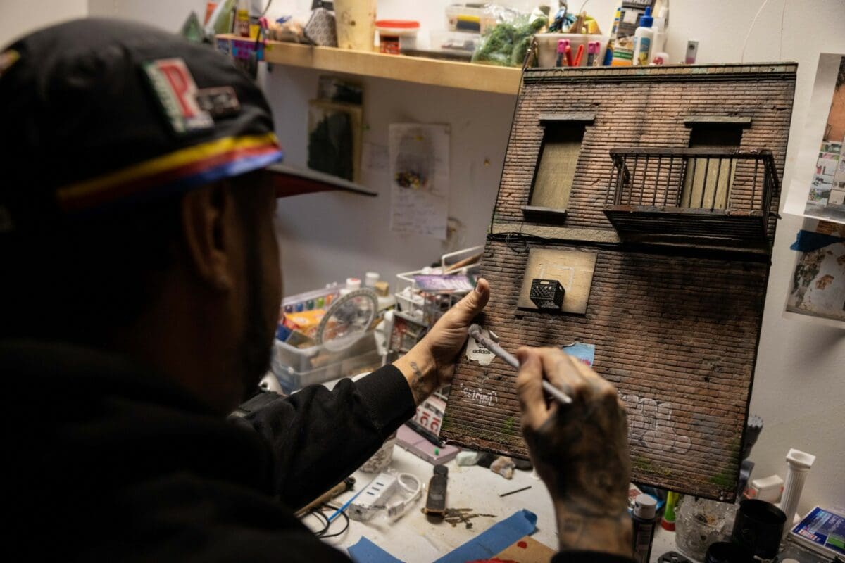 Lorsque la culture vibrante de la ville de New York est distillée dans une forme de poche, elle donne vie à une énergie et un esprit hip-hop inoubliables. Des galeries d’art de rue aux spectacles dynamiques qui en capturent l’essence, il y a quelque chose de spécial à découvrir NYC à l’échelle miniature. Lorsque la culture vibrante de la ville de New York est distillée dans une forme de poche, elle donne vie à une énergie et un esprit hip-hop inoubliables. Des galeries d’art de rue aux spectacles dynamiques qui en capturent l’essence, il y a quelque chose de spécial à découvrir NYC à l’échelle miniature.
