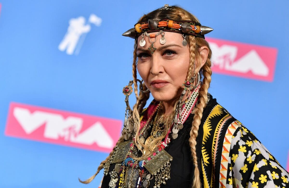 Art: une histoire improbable d’une maire en France et de Madonna. Art: une histoire improbable d’une maire en France et de Madonna.