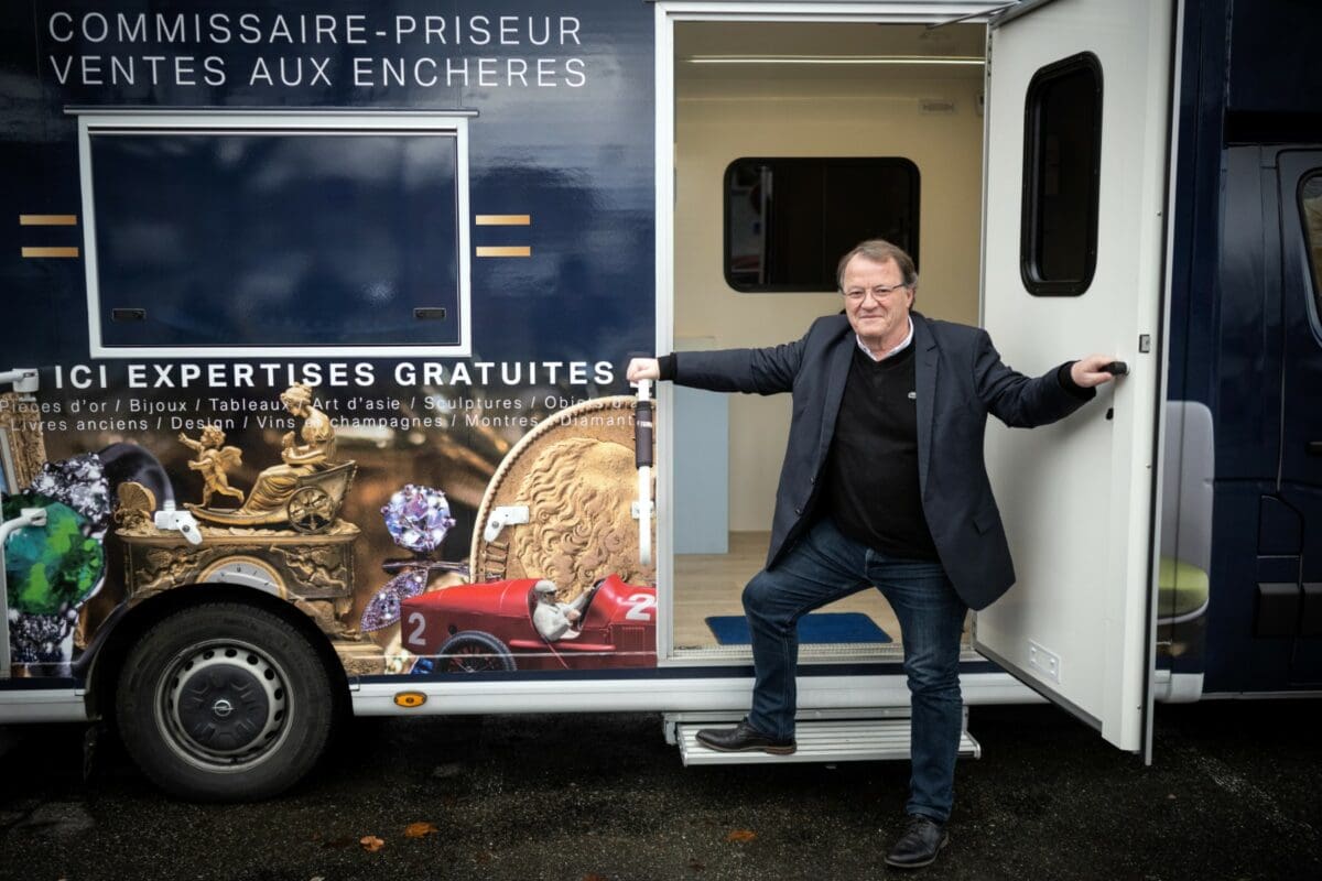 Le commissaire-priseur vous emmène à la chasse aux trésors cachés dans son “Expertibus” Le commissaire-priseur vous emmène à la chasse aux trésors cachés dans son “Expertibus”