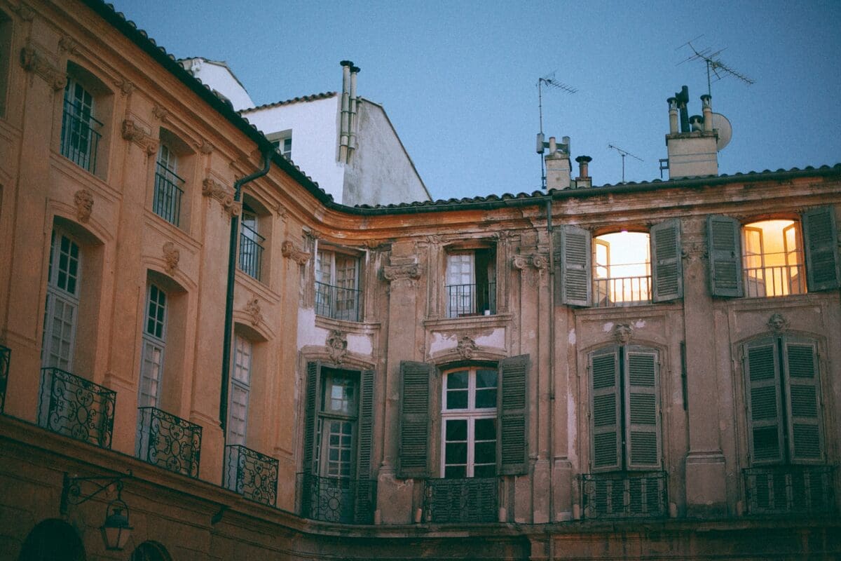 Rétrospective incontournable du peintre emblématique David Hockney à Aix-en-Provence, avec une série d’œuvres rares et inédites