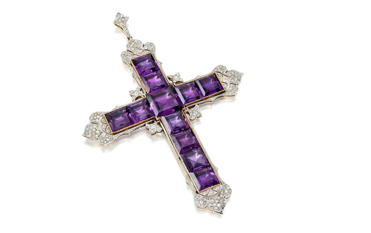 Une acquisition prestigieuse pour Kim Kardashian: le crucifix de la princesse Diana Une acquisition prestigieuse pour Kim Kardashian: le crucifix de la princesse Diana