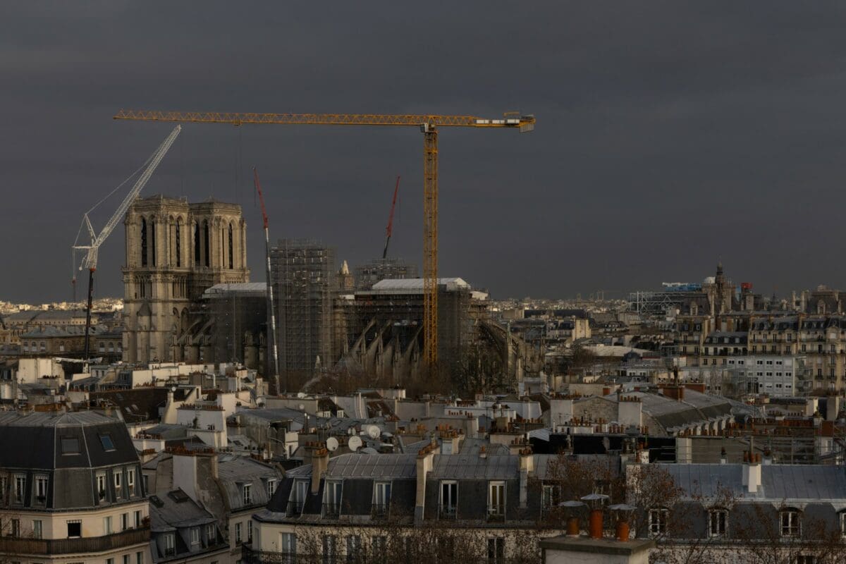 Vous rêvez de visiter Notre-Dame ? Vous aurez (bientôt) la chance de le faire ! La flèche retrouvera place d’ici 2023, et le monument sera prêt à accueillir ses visiteurs fin 2024