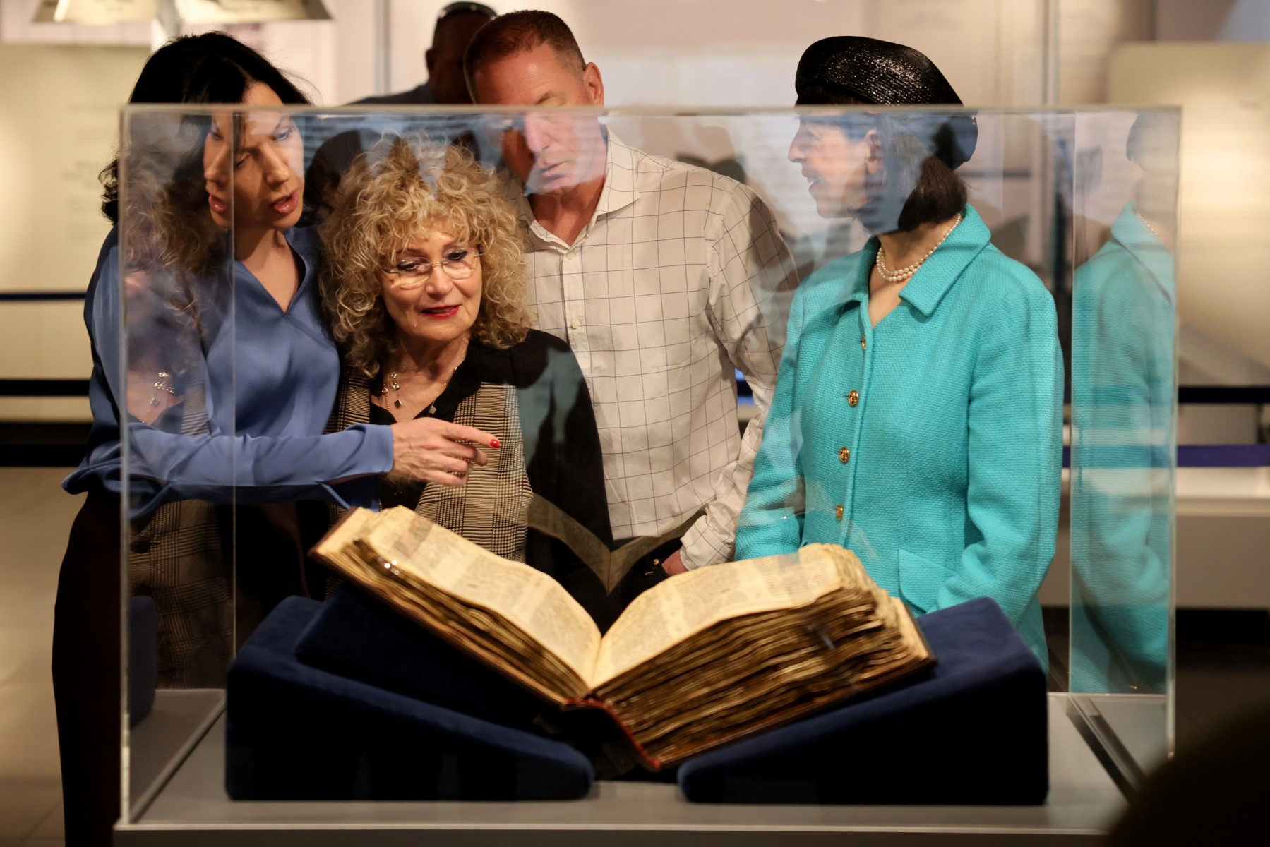 La plus ancienne bible hébraïque connue va être mise aux enchères à New York La plus ancienne bible hébraïque connue va être mise aux enchères à New York