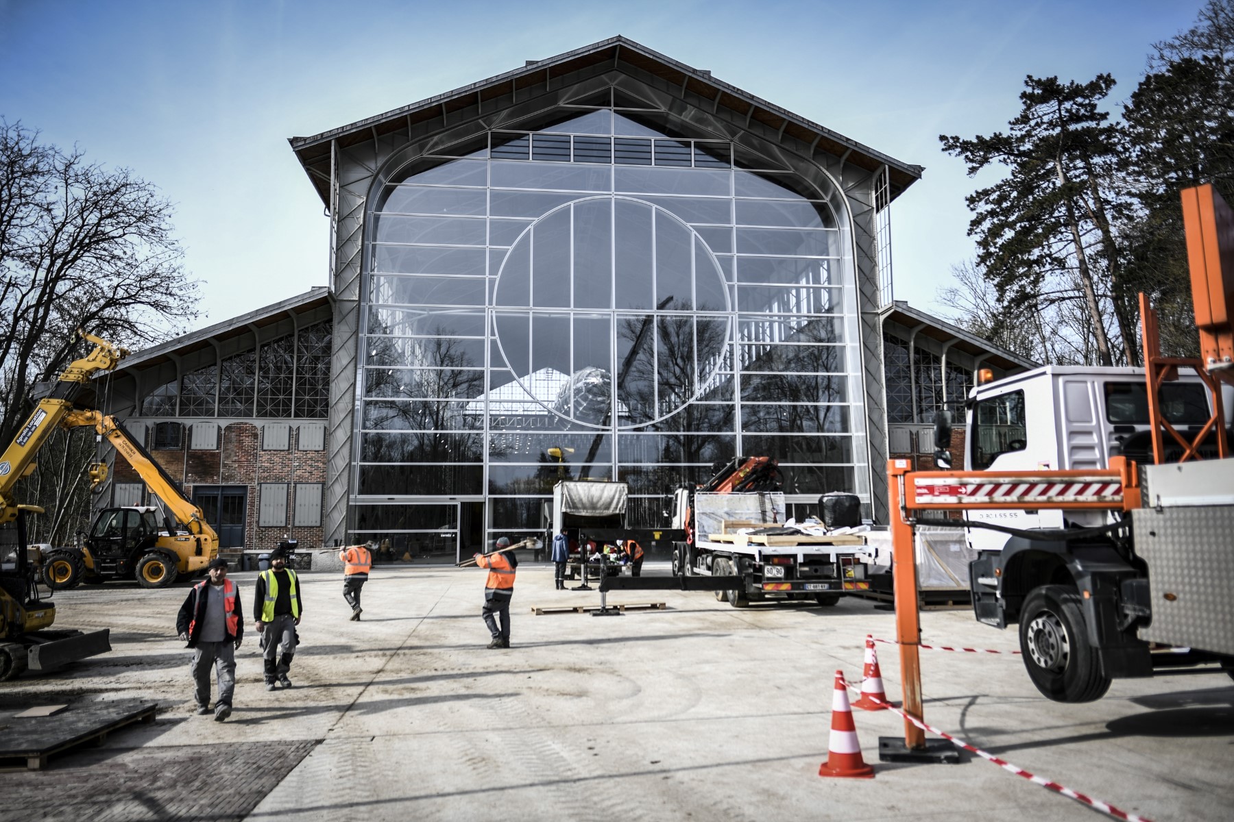 En banlieue parisienne, un ancien hangar à dirigeables transformé en centre d’art