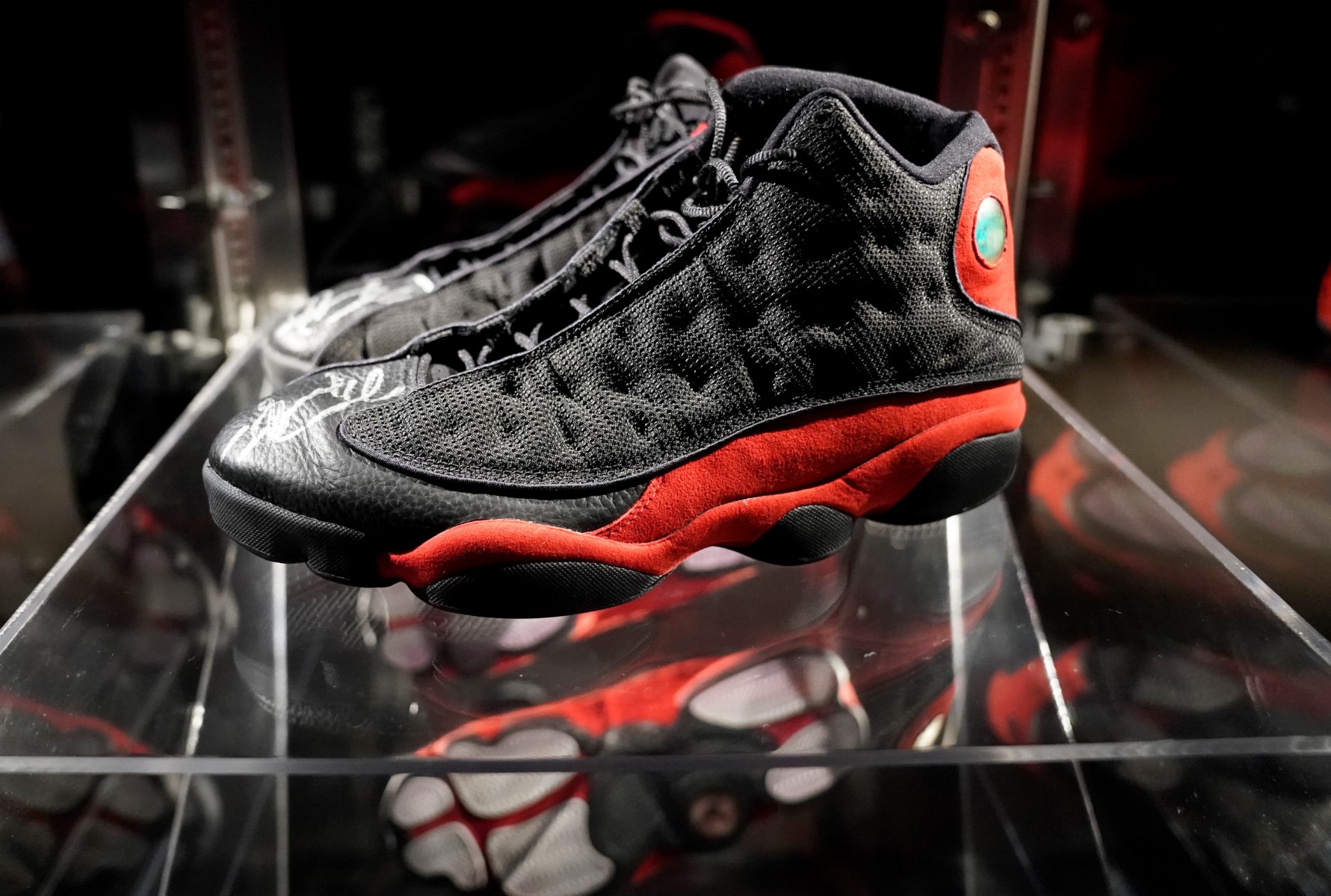 Des baskets de Michael Jordan vendues plus de 2 millions de dollars aux enchères, un record