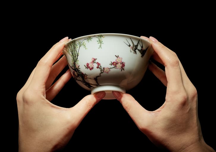 Un bol chinois atteint plus de 25 millions de dollars aux enchères lors d’une vente aux enchères de la maison Sotheby’s, à Hong Kong Un bol chinois atteint plus de 25 millions de dollars aux enchères lors d’une vente aux enchères de la maison Sotheby’s, à Hong Kong