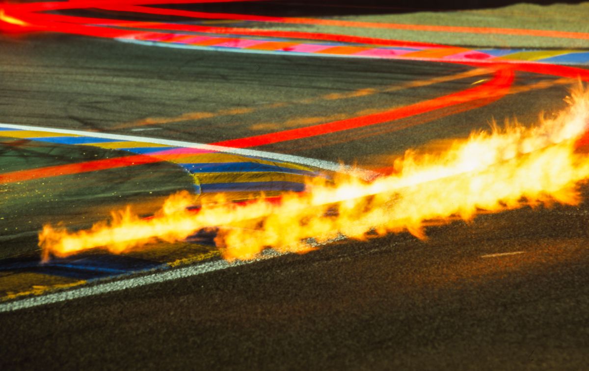 Porsche et Ferrari en tête des enchères des 24 Heures du Mans : drapeau, prix délirants et passion déchaînée !