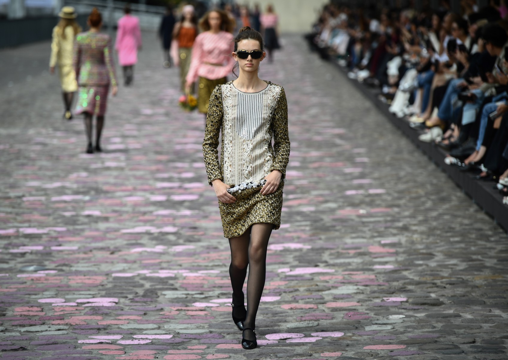 Défilé En Plein Air De Chanel : Une Balade Élégante Sur Les Berges De La Seine