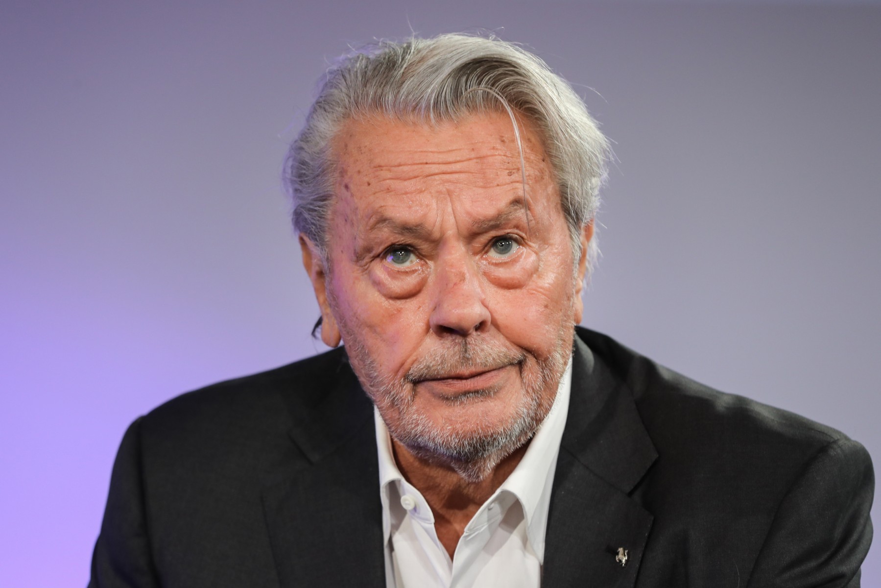 La dame de compagnie d’Alain Delon “conteste” les faits après la plainte des enfants de l’acteur