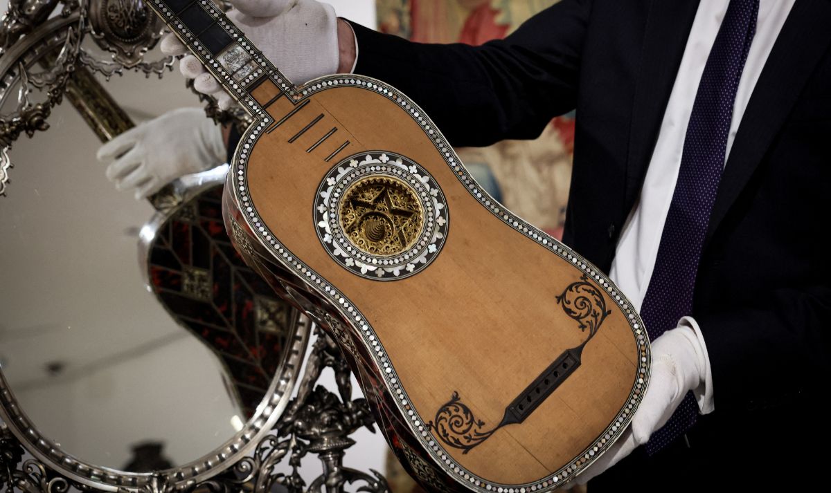 Vente d’Exception chez Christie’s : du Crâne de Dinosaure à la Robe de Chanel