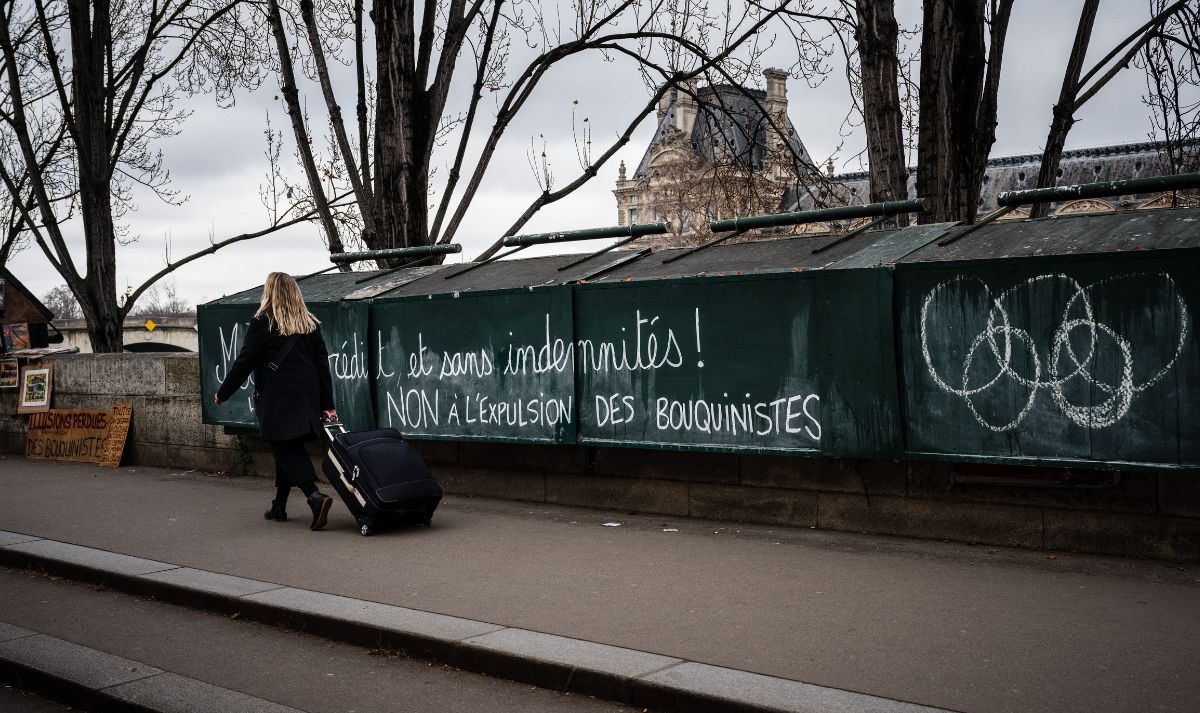 Emmanuel Macron préserve le patrimoine parisien en renonçant au déplacement des bouquinistes pour les JO 2024 Emmanuel Macron préserve le patrimoine parisien en renonçant au déplacement des bouquinistes pour les JO 2024