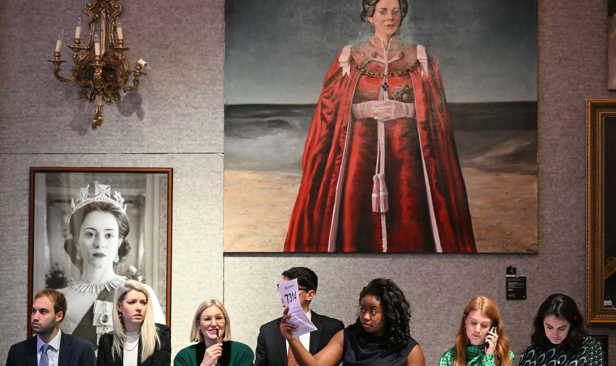 Succès retentissant de la vente aux enchères “The Crown” à Londres : des milliers de livres pour des pièces iconiques