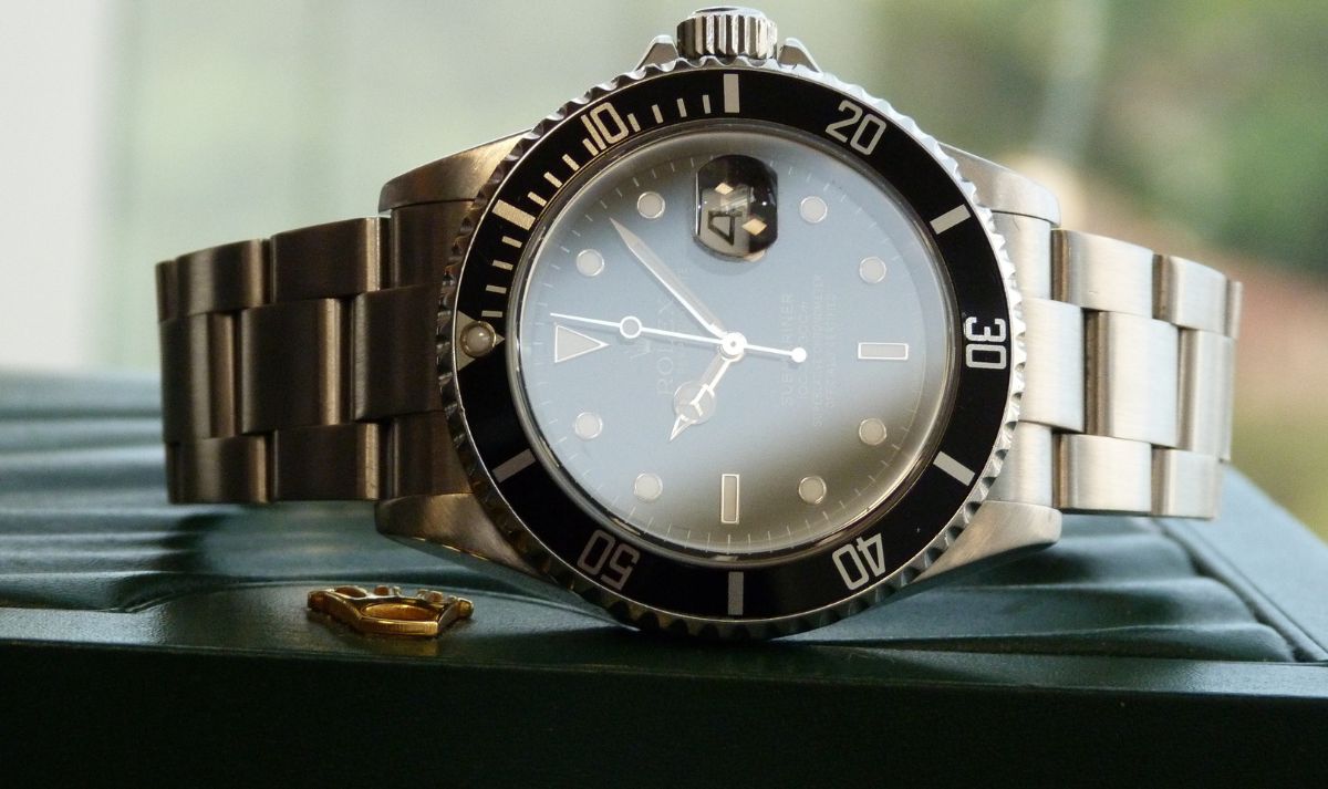 Julien V., le Stratège du Marché Noir des Montres, du Succès à la Chute