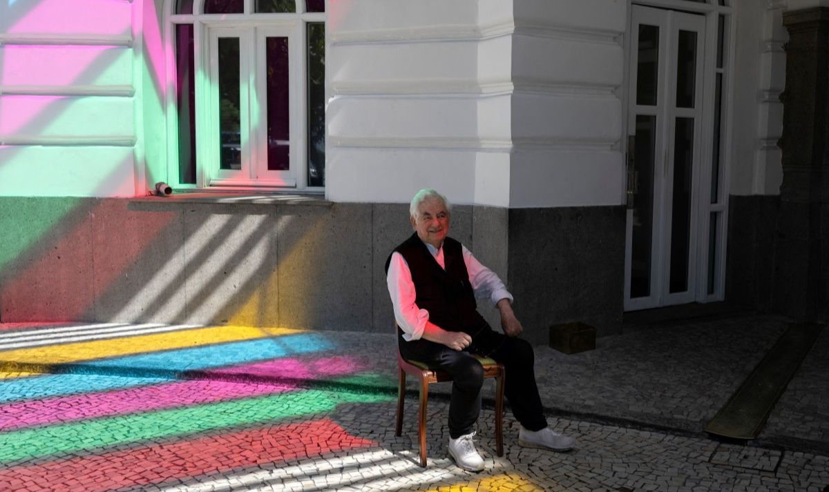 Les Nouvelles Teintes de Daniel Buren Transforment le Copacabana Palace de Rio en Œuvre d’Art Lumineuse