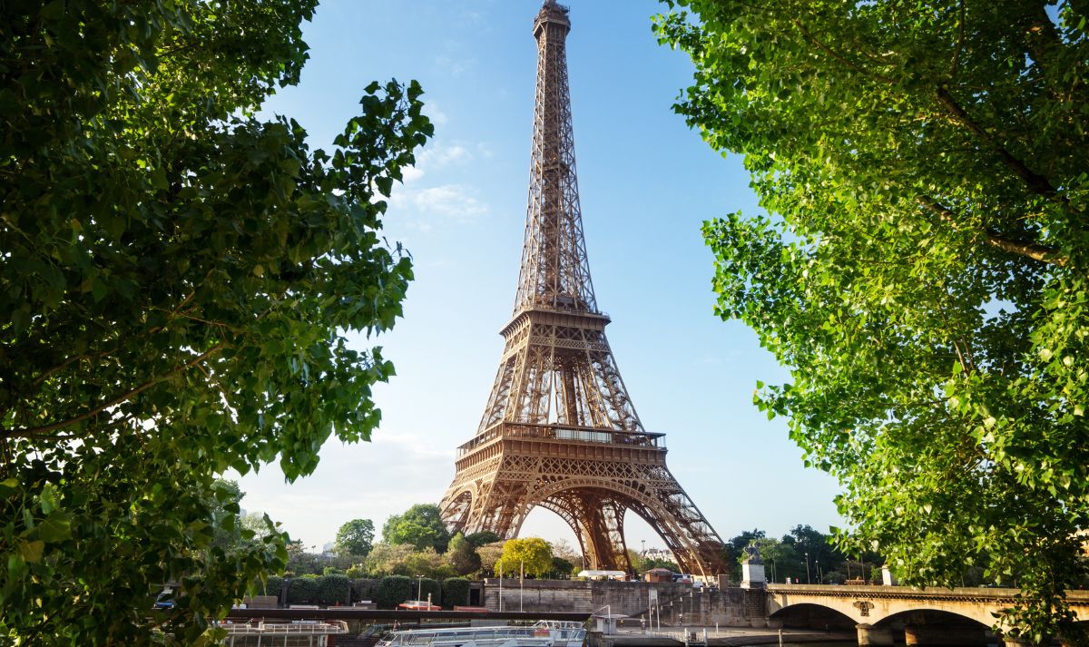 Paris Walls: The Unusual Odyssey of Parisians Fleeing the Olympic Games
